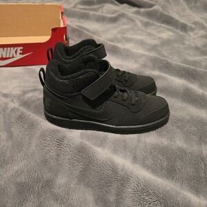 Boys 1Y New Nike Shoes in black